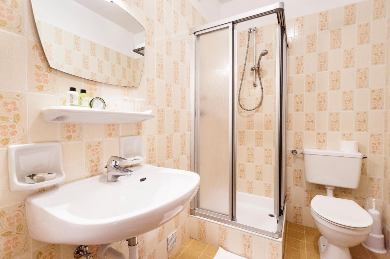 Bed and Breakfast Pension Rebgut Лана Экстерьер фото